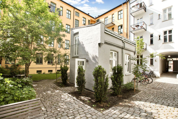 SMÅTT, MEN DYRT: To millioner kroner la en kjøper på bordet for å få denne knøttlille 20 kvadratmeters eneboligen i en bakgård midt i Oslo. Det gir en kvadratmeterpris på 100.000 kroner for den ombygde stallen. Men nå ventes boligprisene å flate ut. Foto: Øyvind Heia, INVISO.